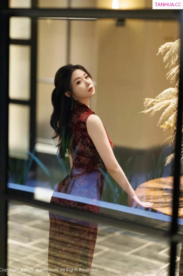 梦心玥  [XiuRen]高清写真图 2025.04.02 No.10106 梦心玥 红色旗袍第6张图片